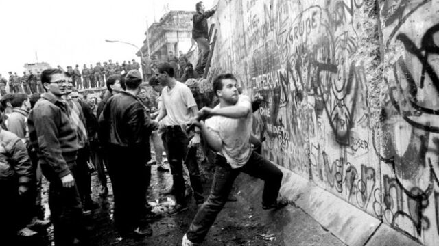 Berlin Duvarı aslında yıkılmadı!