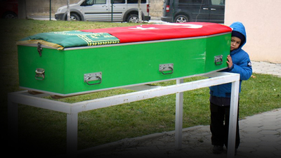 Yürek yakan kare! Tabutun başından bir an bile ayrılmadı