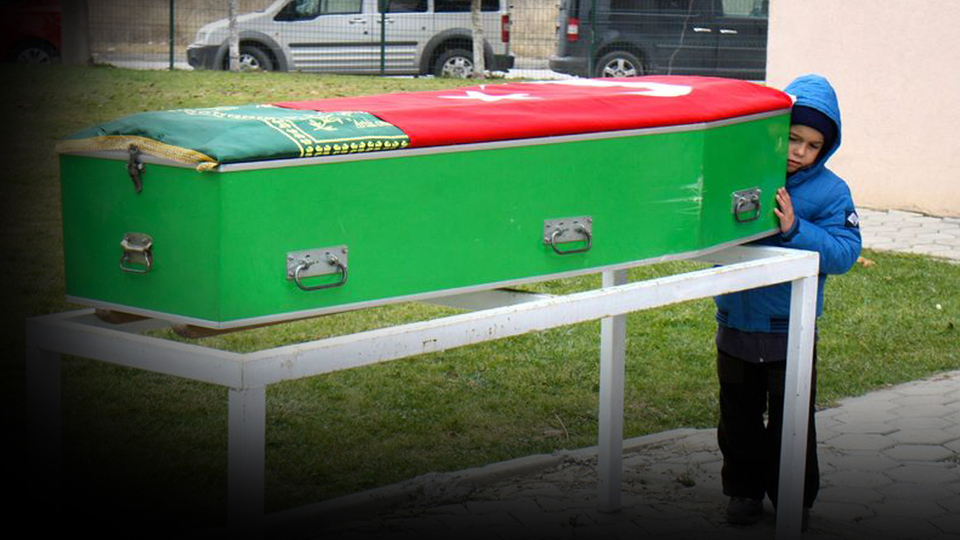 Yürek yakan kare! Tabutun başından bir an bile ayrılmadı