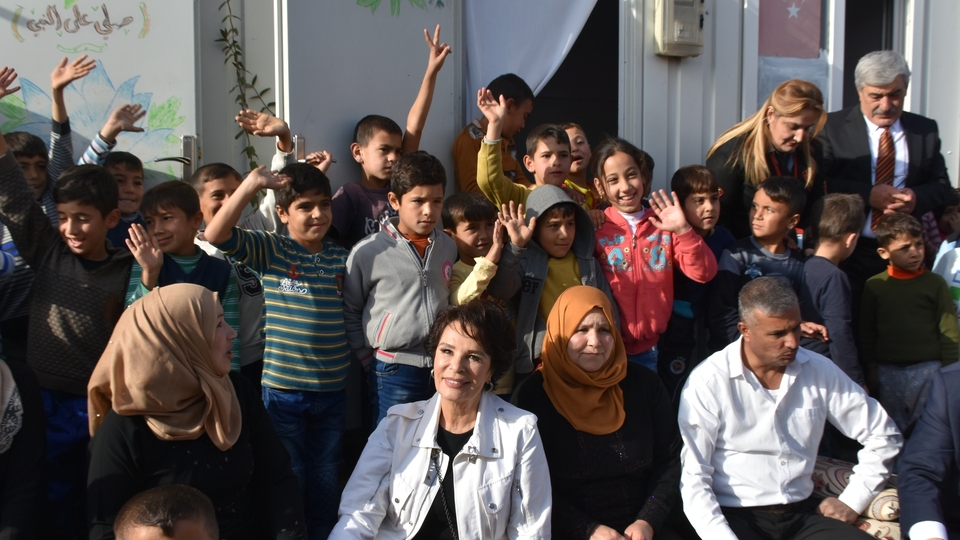 Sinema sanatçılarından Suriyeli sığınmacılara ziyaret