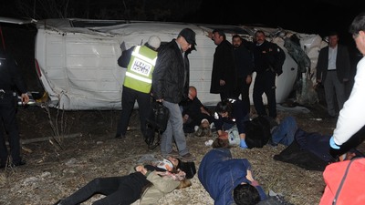 İşçi servisi devrildi: 15 yaralı