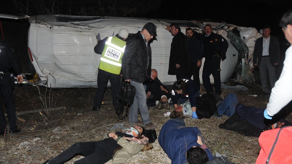 İşçi servisi devrildi: 15 yaralı