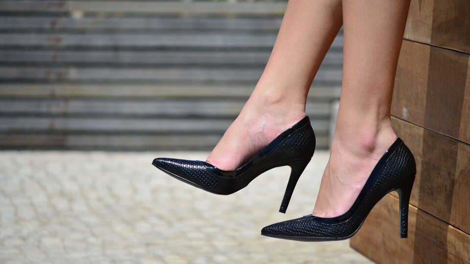 14,5 cm topuklu ayakkabısıyla defalarca vurdu!