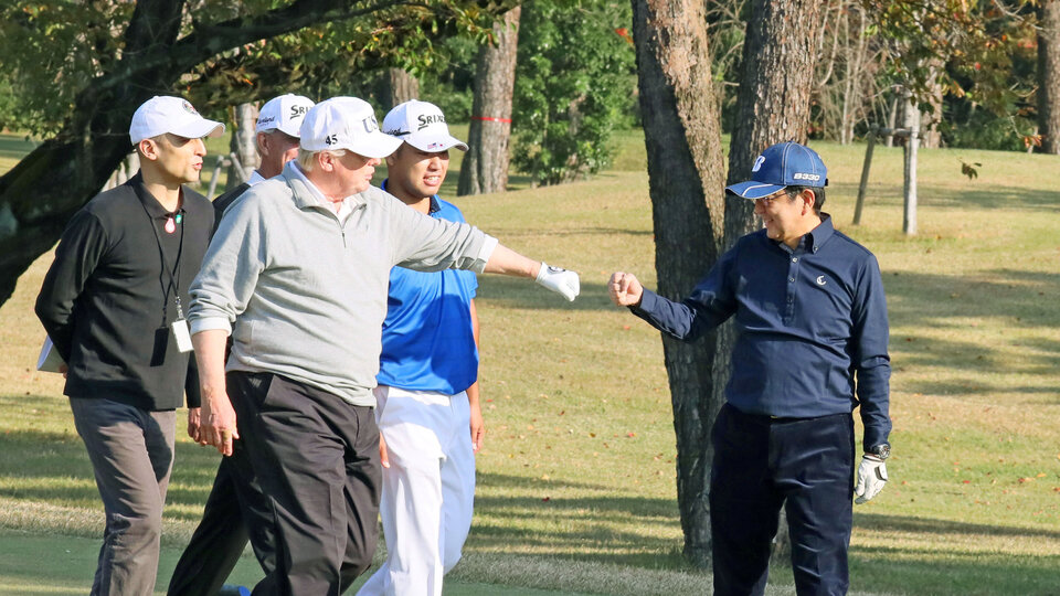 Trump ile golf oynayan Şinzo Abe sosyal medyada olay oldu!