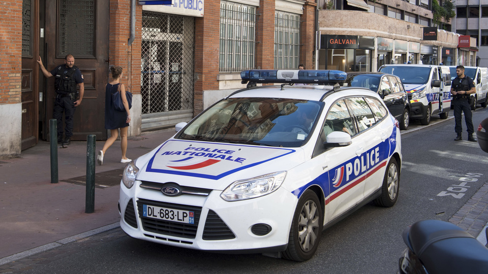 Fransa'da öğrencilerin üzerine araç sürüldü