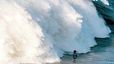 Dev dalga sörfçünün belini kırdı