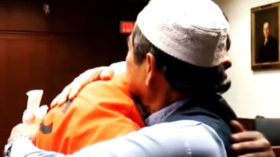 Oğlunun katilini affeden Müslüman babanın konuşması herkesi ağlattı!