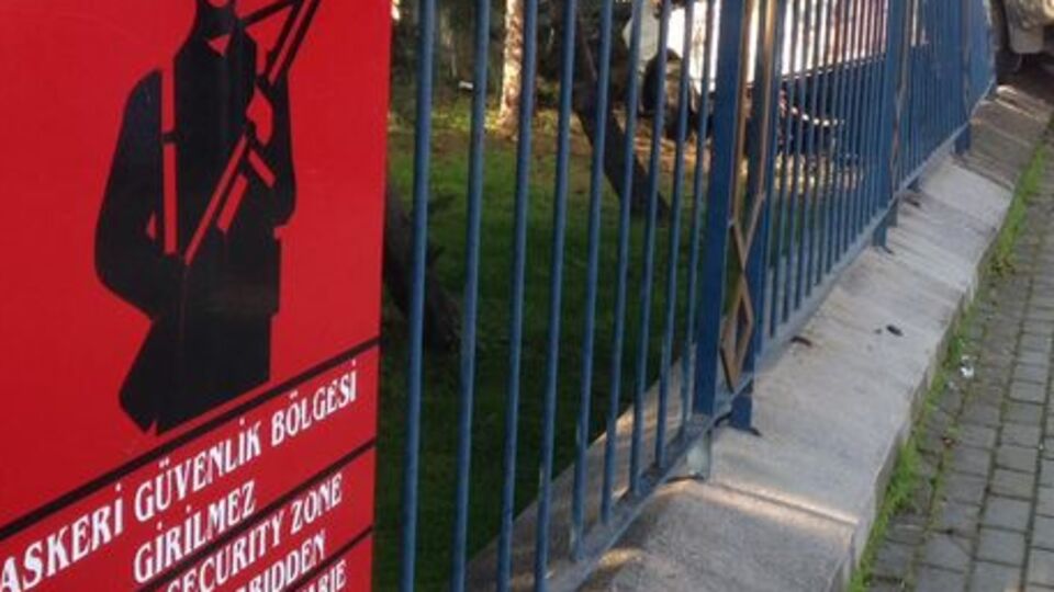 Minibüs, jandarma komutanlığı bahçesine girdi: 1 yaralı