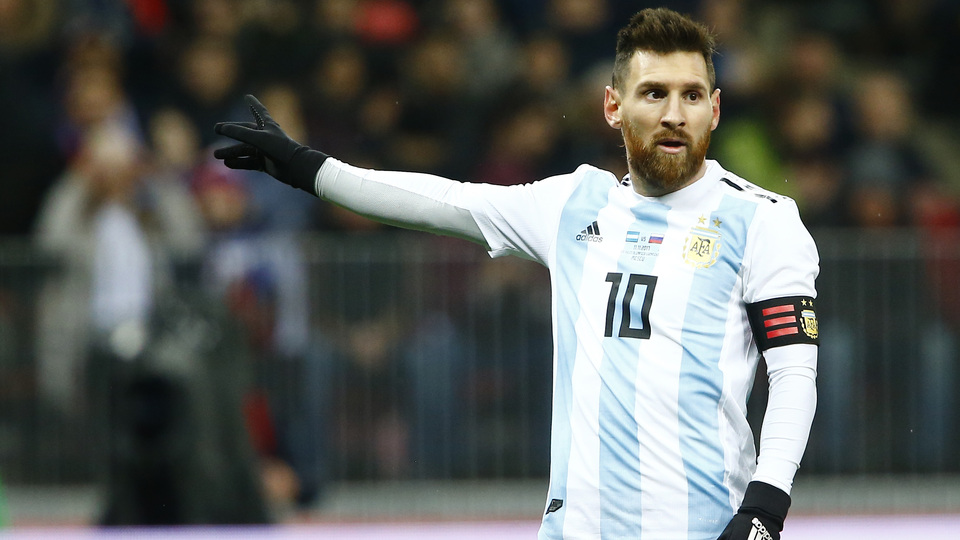 Messi, takım arkadaşını tanımadı!