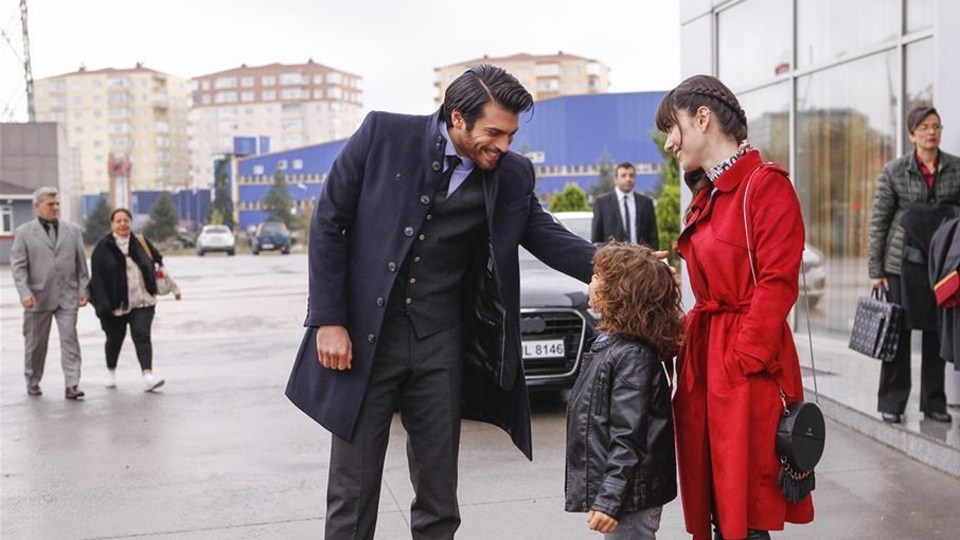 Nazlı ve Ferit herkesi ikna etmeye çalışıyor