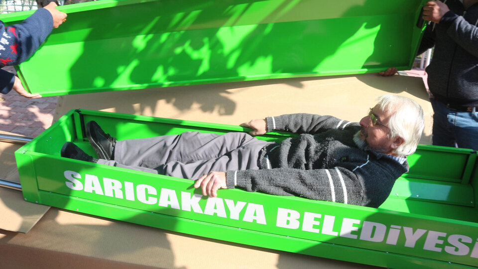 Tabutun sağlamlılığını denemek için tabuta girince olanlar oldu!