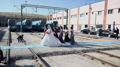 En ilginç gelin arabası... Bir bakan bir daha baktı!