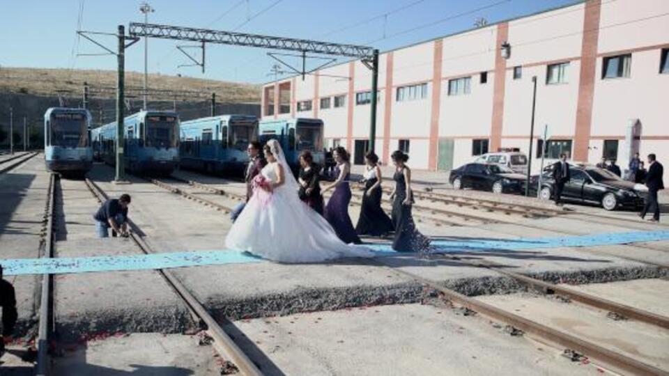 En ilginç gelin arabası... Bir bakan bir daha baktı!