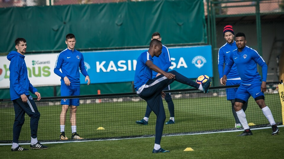 Paşa ayak tenisi oynadı