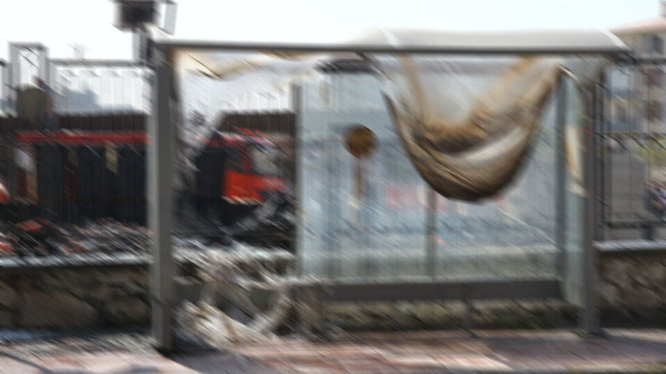 Isınmak isterken durağı yaktılar!