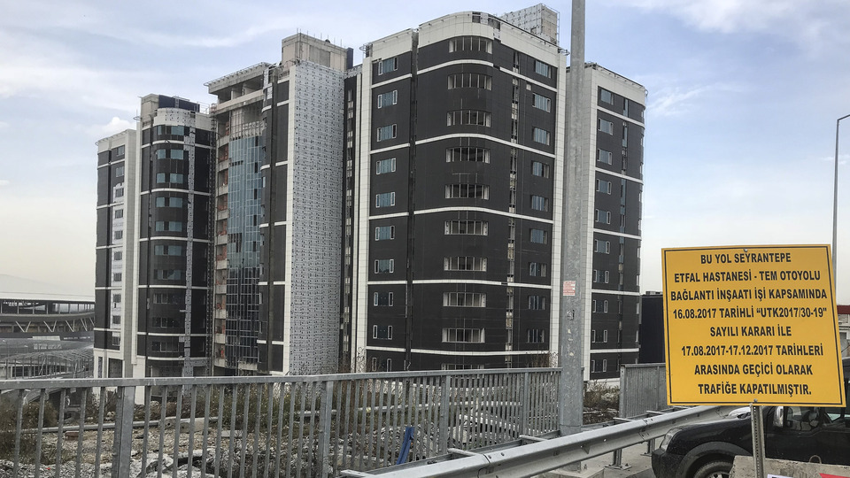 Seyrantepe'deki hastane inşaatında kaza: 2 işçi asansör boşluğuna düştü