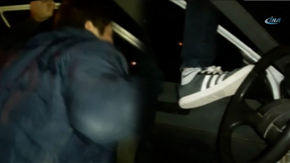 Trafikte tehlikeli görüntü! Direksiyonu ayağıyla çevirdi!