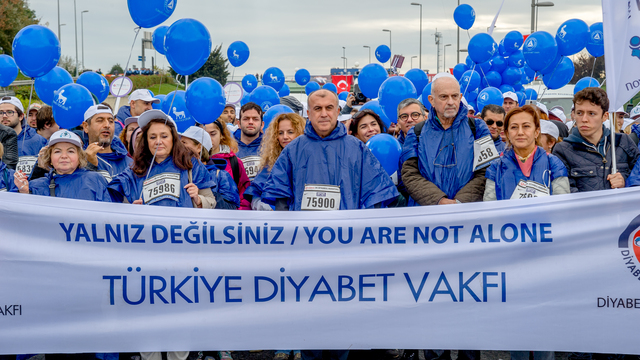 Diyabete dikkat çekmek için yüzlerce kişi bir araya geldi!