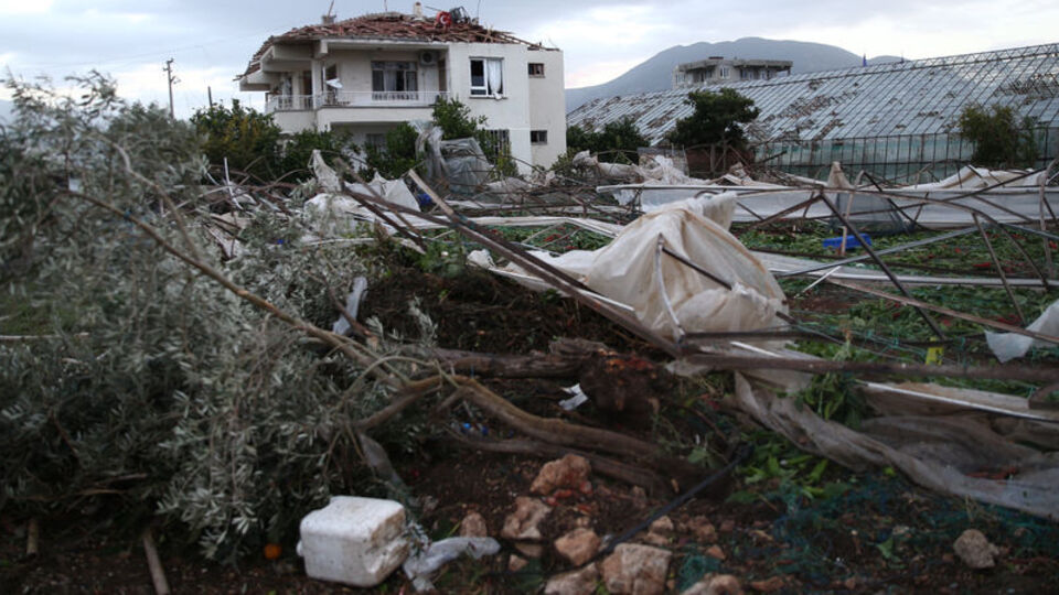 Antalya'da hortum yıktı geçti! 31 yaralı
