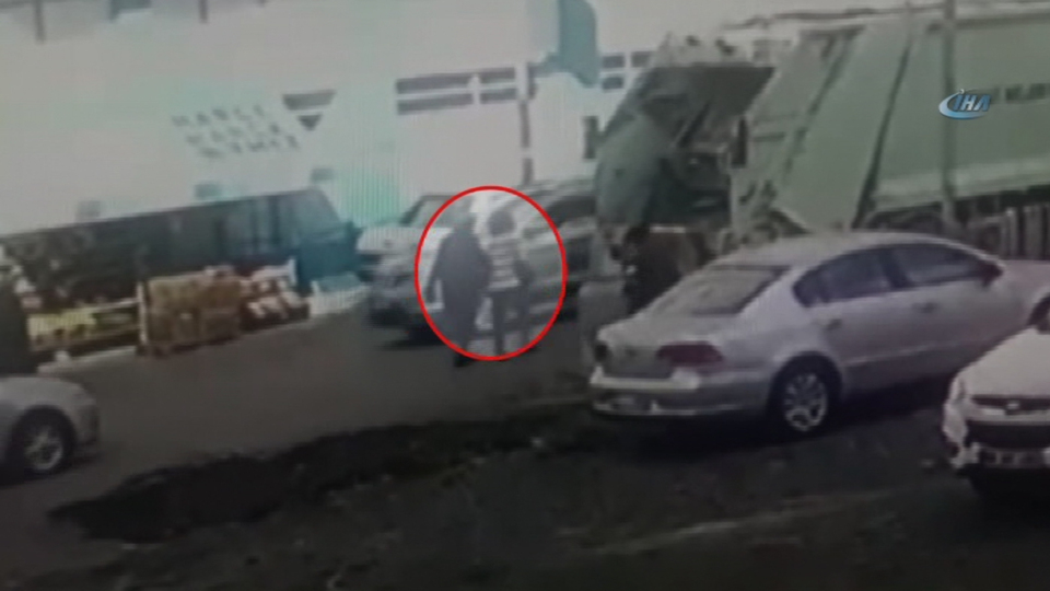 Çöp kamyonunun şoförü yanından geçen anne ile kızını ezdi