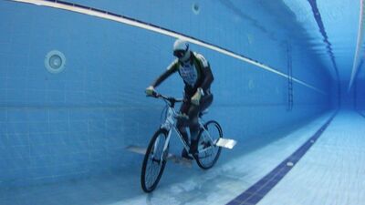 Tek nefeste suyun altında bisiklet sürecek!