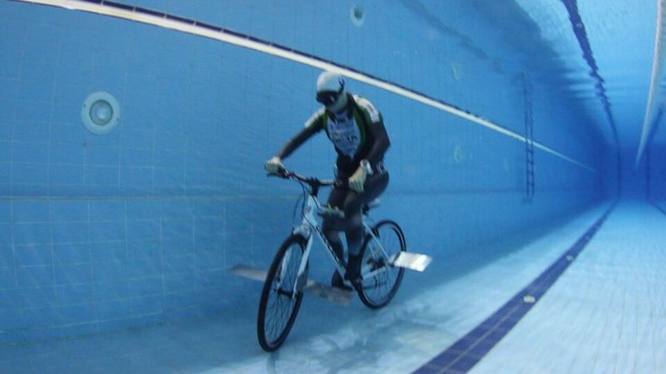 Tek nefeste suyun altında bisiklet sürecek!