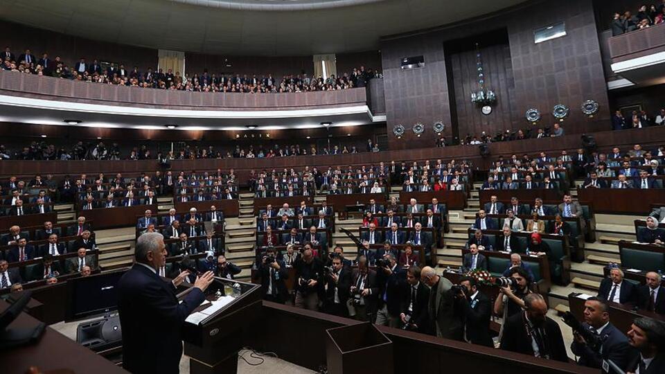 AK Parti'de grup yönetimi ve Meclis başkanlıklarında değişikliğe gidilmedi