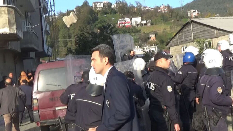 Taraftarların attığı parke taşı...