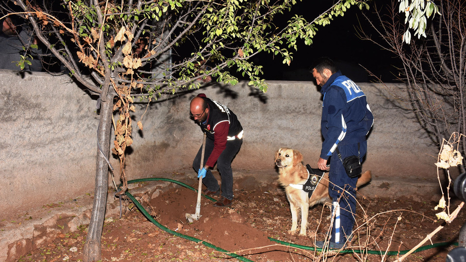 Kürekle bahçe kazıp uyuşturucu aradılar