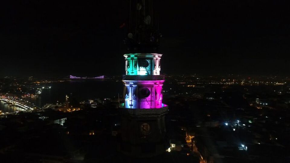 Beyazıt Kulesi gökkuşağı gibi