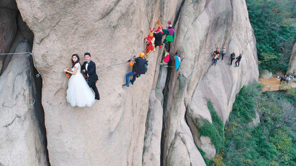 En tehlikeli düğün! Kayalıklarda birbirlerine "evet" dediler