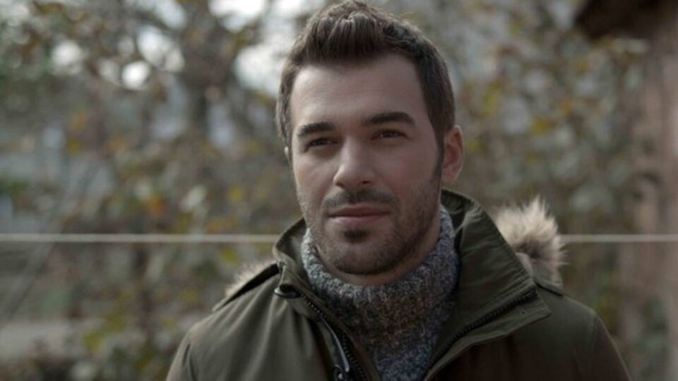 "Daha kaç gün olmuş tanışalı kocaman yüzüğü burnuma sokuyor!"