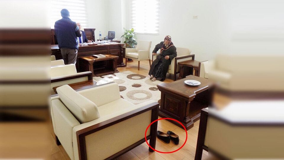 Vali yardımcısının odasında 'halı kirlenmesin' diye ayakkabılarını çıkardı