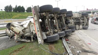 Bariyerleri parçalayarak devrildi!