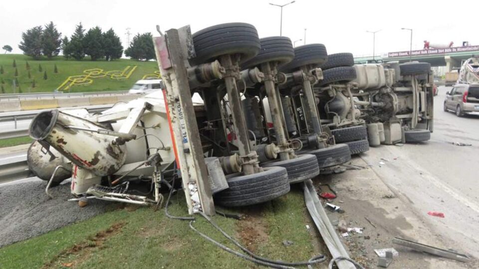 Bariyerleri parçalayarak devrildi!