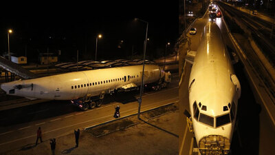 Lise bahçesinde Boeing 737! Öğrenciler görünce şok oldu!