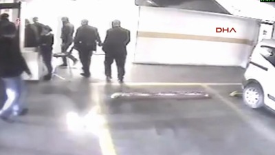 AVM'deki intikam pazarlığı kamerada! Üstleri bile aranmadan girmişler