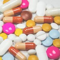 Her iki kişiden biri başkasına ilaç öneriyor!