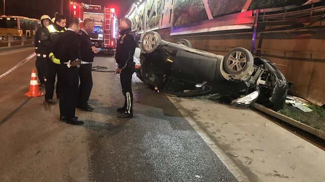 Kadıköy'de üst yoldan E-5'e uçan otomobilin sürücüsü hayatını kaybetti