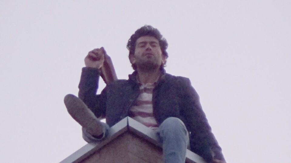 Çatıdaki kremitleri gazetecilere fırlattı