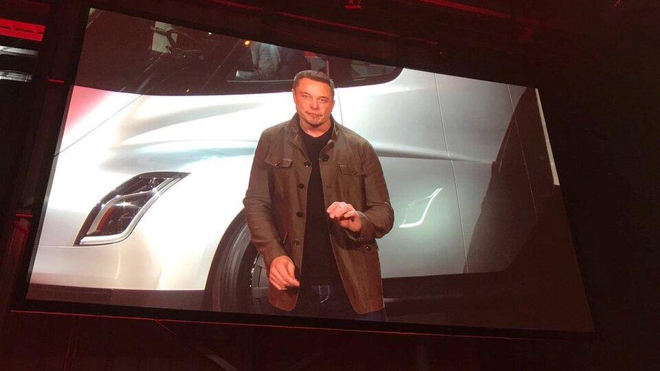 Tesla'nın kurucusu Elon Musk yeni araçlarını tanıttı: Elektrikli kamyon ve 'dünyanın en hızlı seri üretim arabası'