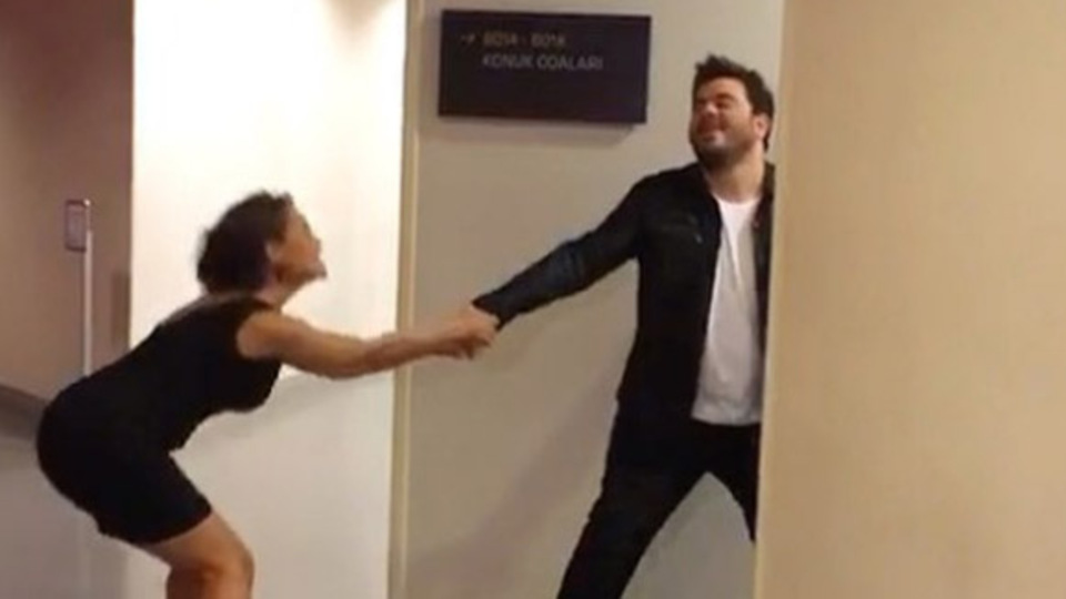 Eser'i odadan çıkartamadı!