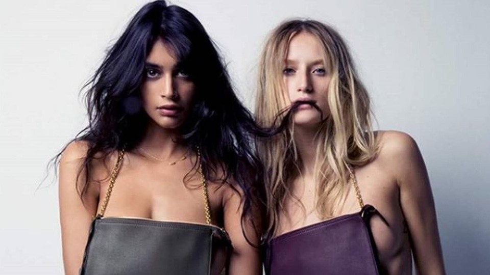 İkiliden cesur poz!