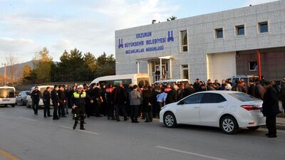 Cenazesini paylaşamadılar! Birbirlerine girdiler