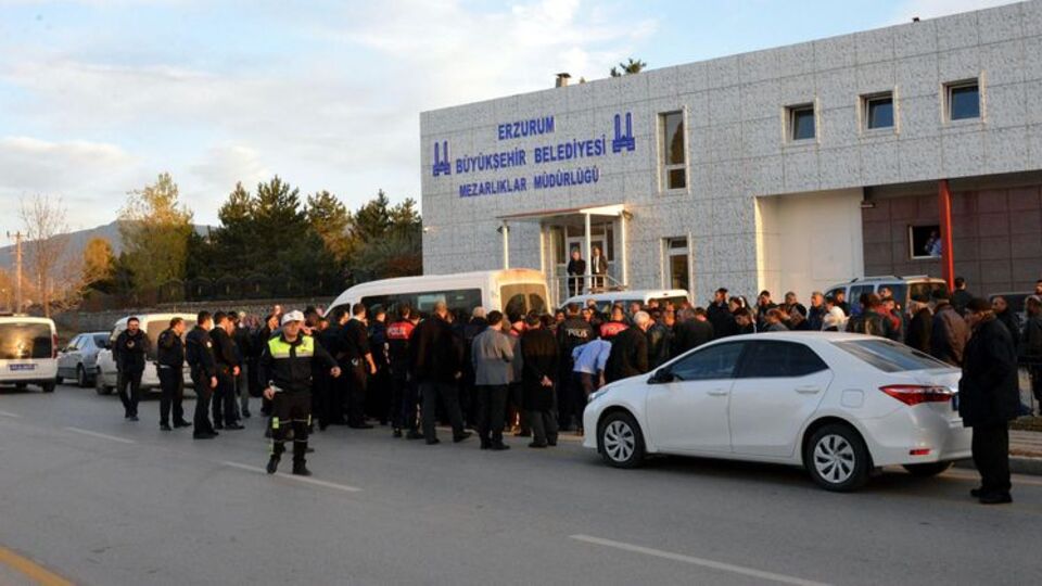 Cenazesini paylaşamadılar! Birbirlerine girdiler