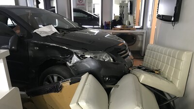 Kadın kuaförüne araç girdi, faciadan dönüldü