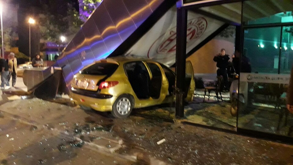 Rus kadın otomobille büfeye girdi