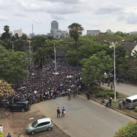 Askeri darbenin ardından binlerce kişi Cumhurbaşkanlığı konutuna yürüyor!