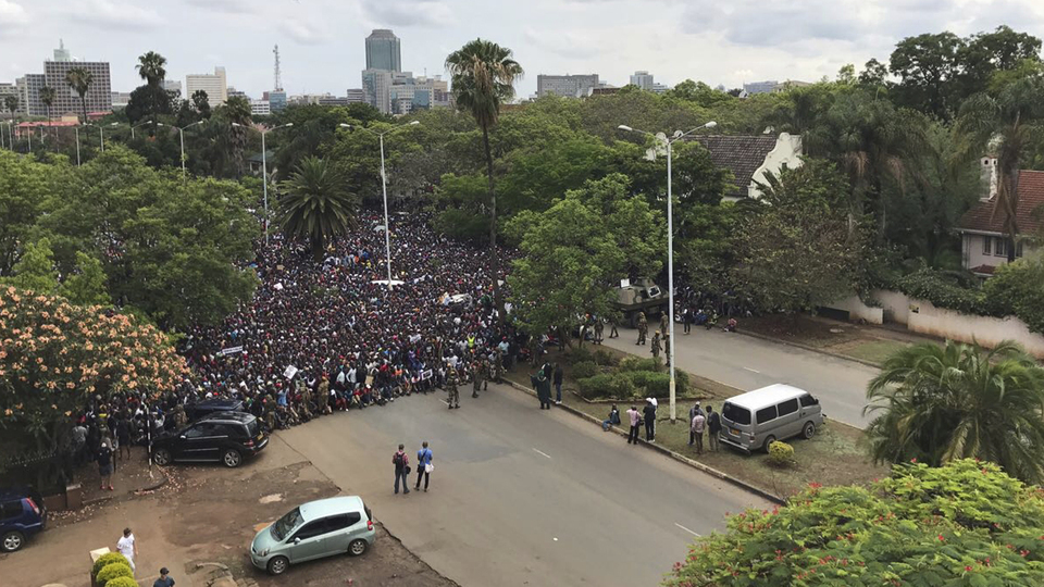 Askeri darbenin ardından binlerce kişi Cumhurbaşkanlığı konutuna yürüyor!