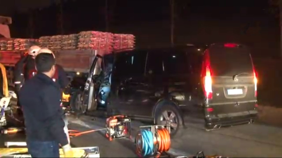 TEM'de emniyet şeridinde bekleyen TIR'a otomobil çarptı!